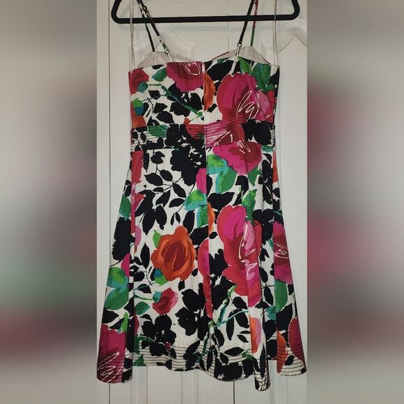 B Smart Red Floral Mini Dress with Sweetheart Neckline — Vibrant & Flirty! - Picture 3 of 4